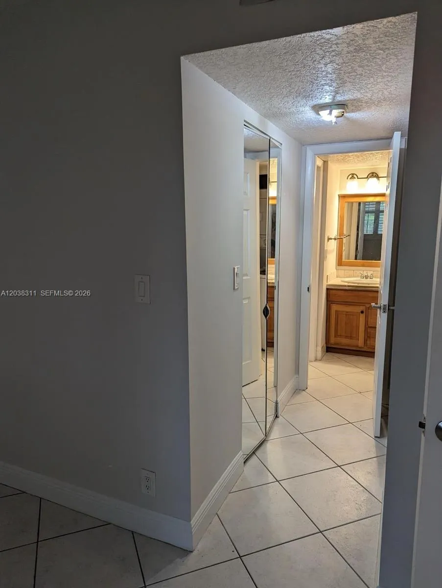 9460 Tangerine Pl #101 Davie, FL 33324