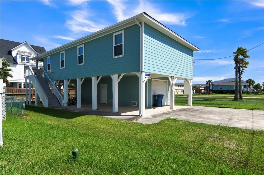 1228 S Live Oak Street Rockport, TX 78382