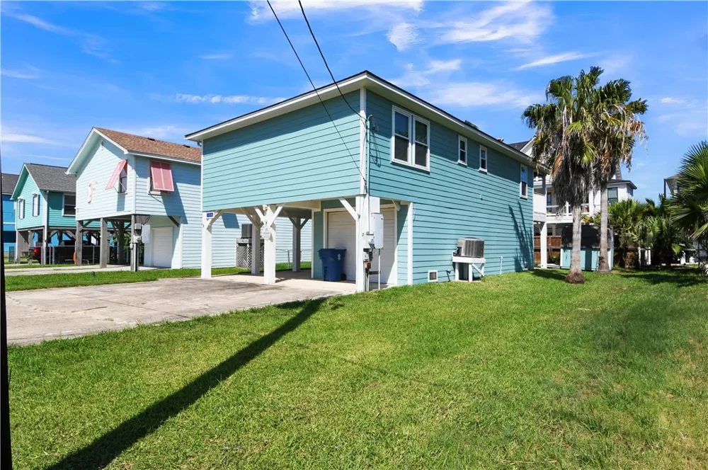 1228 S Live Oak Street Rockport, TX 78382