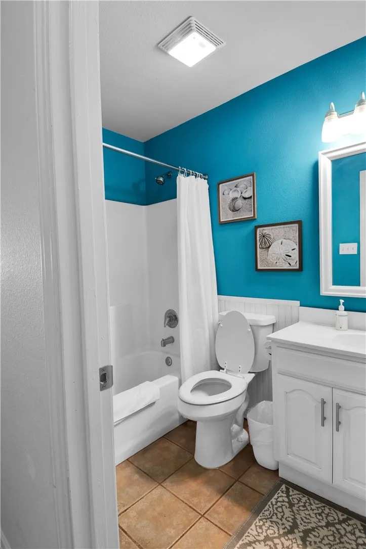 1228 S Live Oak Street Rockport, TX 78382