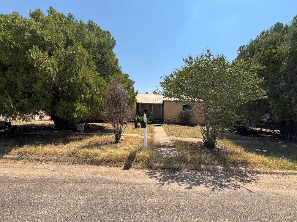649 Avenue F Hamlin, TX 79520