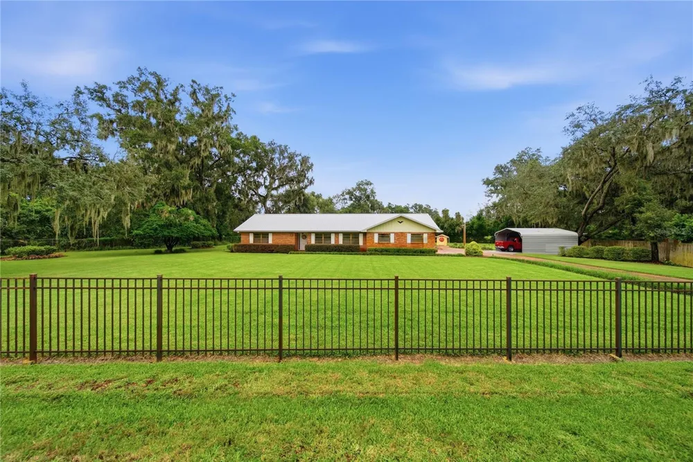 3704 THONOTOSASSA ROAD Plant City, FL 33565