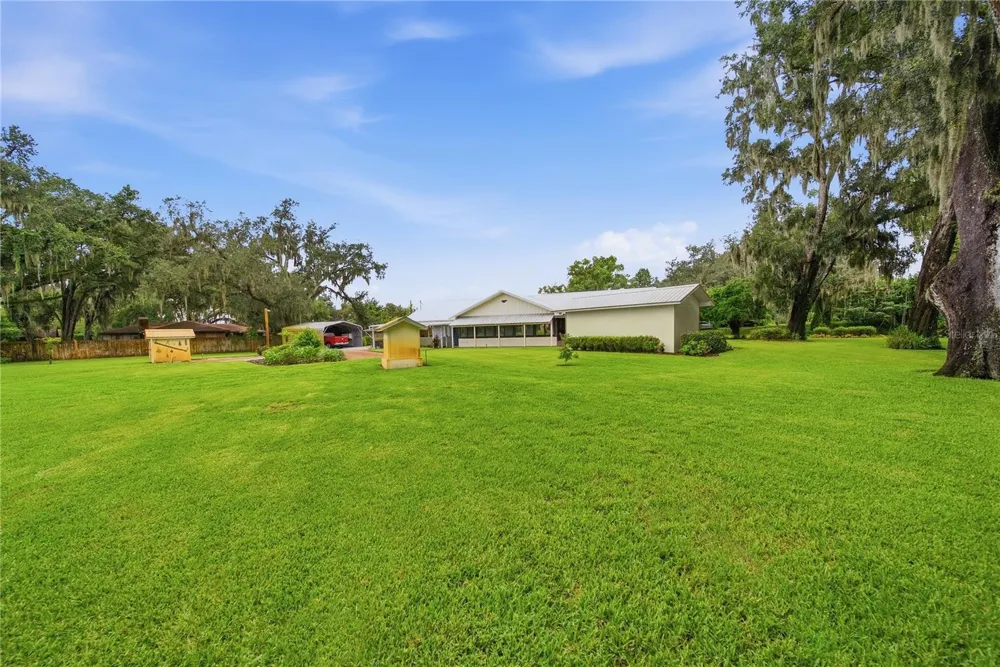 3704 THONOTOSASSA ROAD Plant City, FL 33565