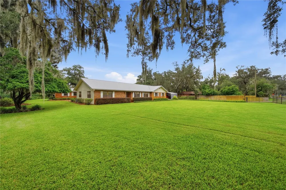 3704 THONOTOSASSA ROAD Plant City, FL 33565