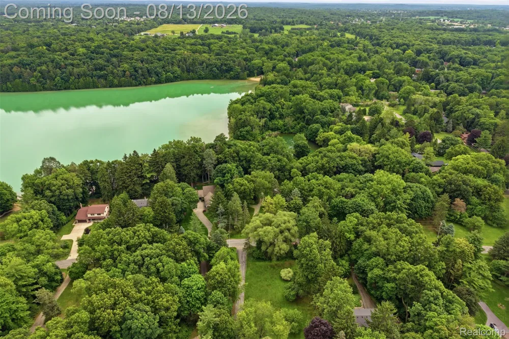 2742 Parkway Place Hartland Township, MI 48353