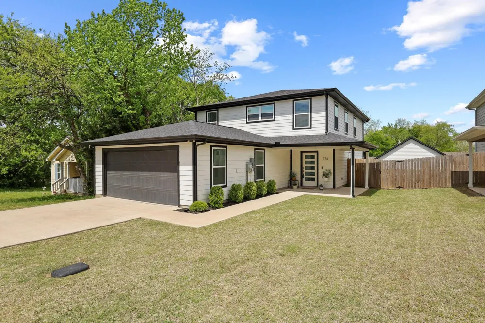 776 E Fulton Street Van Alstyne, TX 75495