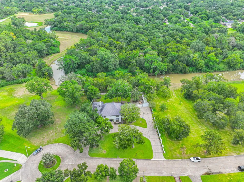 11 Haverford Lane Friendswood, TX 77546