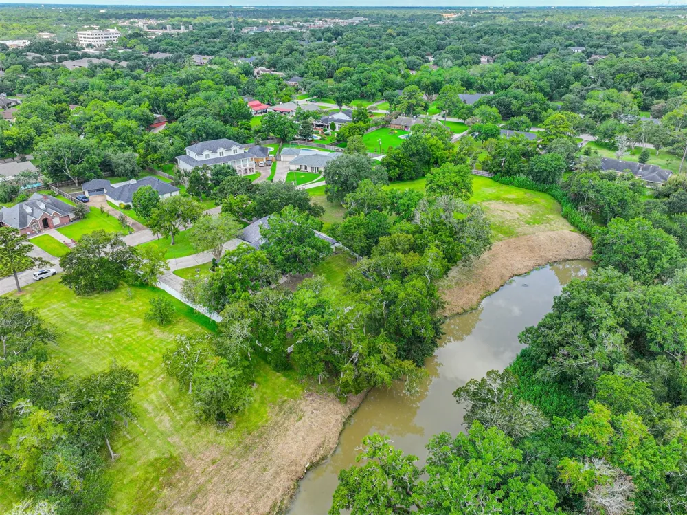 11 Haverford Lane Friendswood, TX 77546