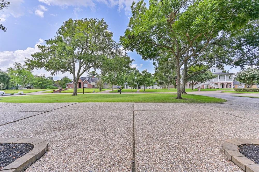 11 Haverford Lane Friendswood, TX 77546