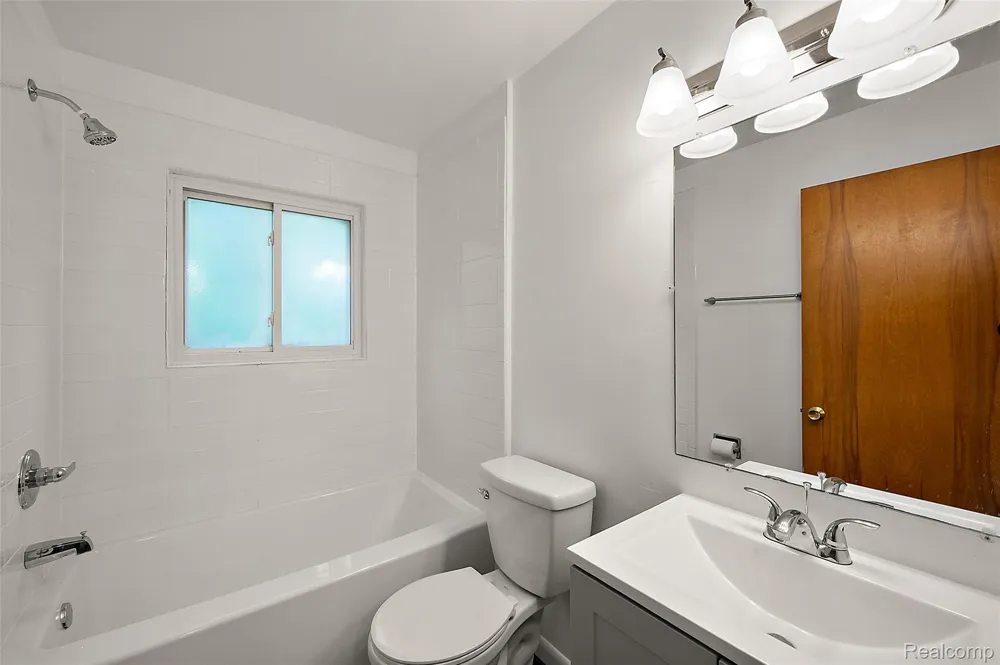 384 Drahner #B8 Oxford Charter Township, MI 48371