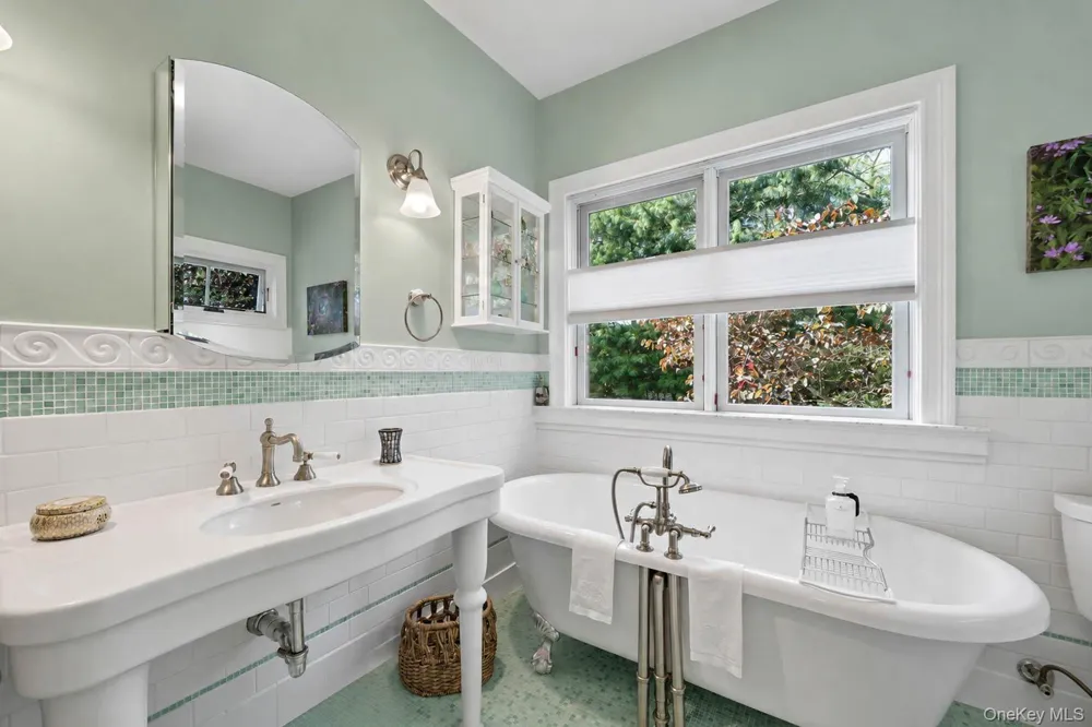 8 Jackson Avenue East Quogue, NY 11942