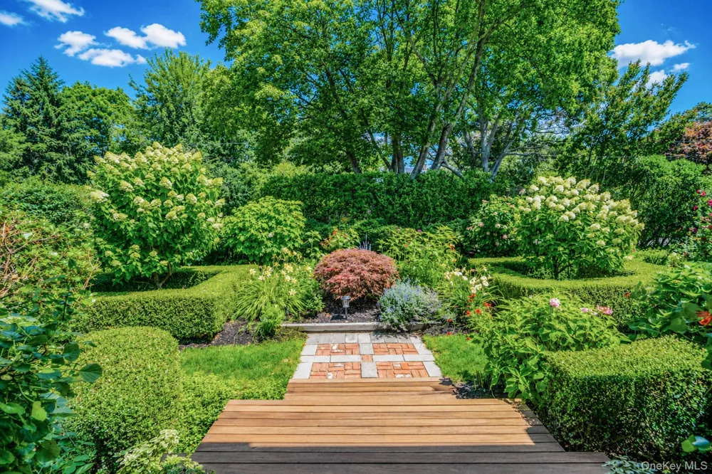 8 Jackson Avenue East Quogue, NY 11942