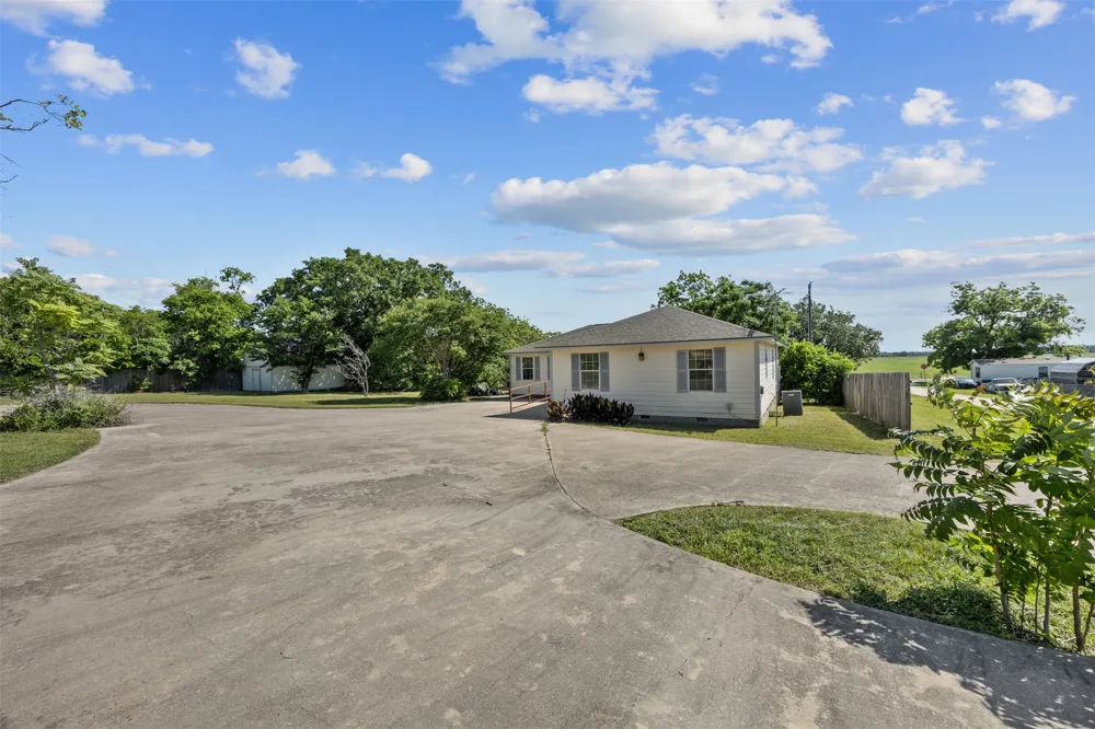 701 2nd Street Cranfills Gap, TX 76637