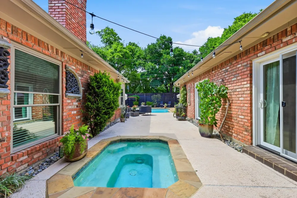 14917 Oaks North Drive Addison, TX 75254