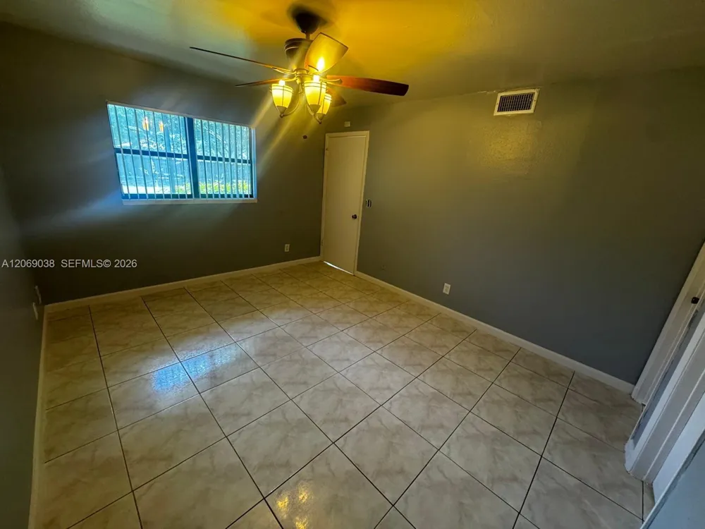 8793 NW 39th St #7 blgd Sunrise, FL 33351