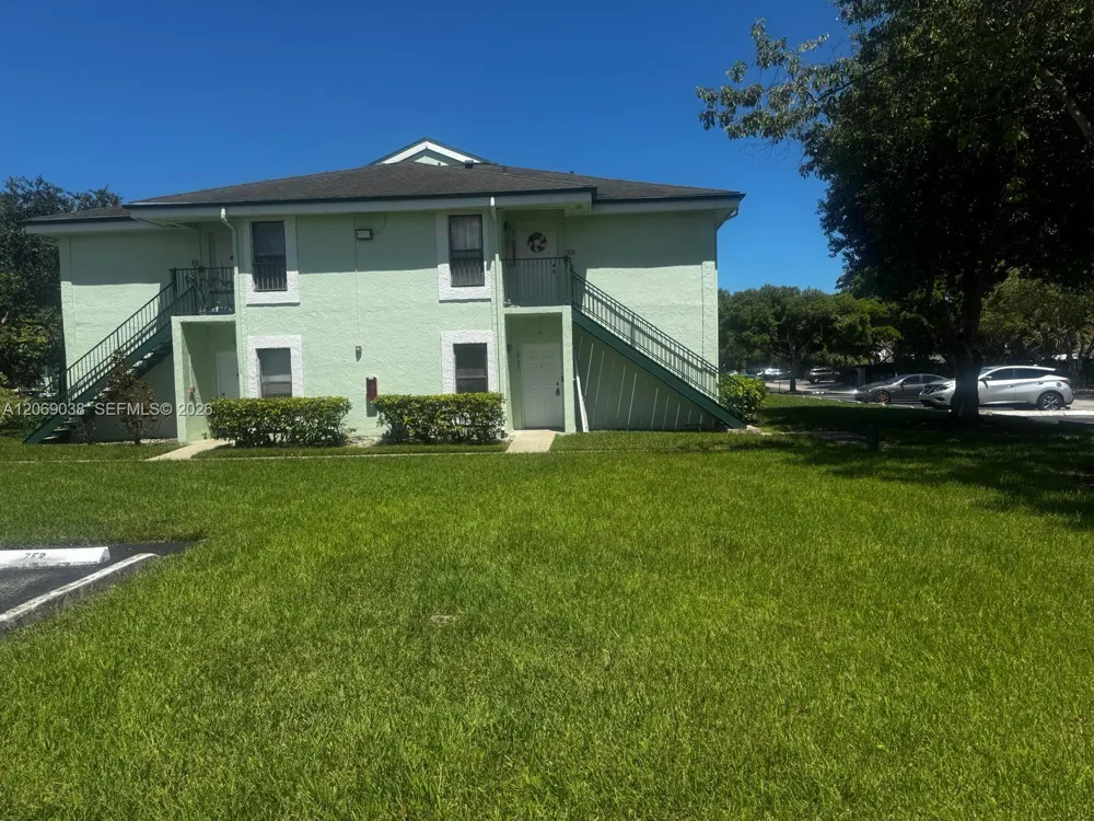 8793 NW 39th St #7 blgd Sunrise, FL 33351