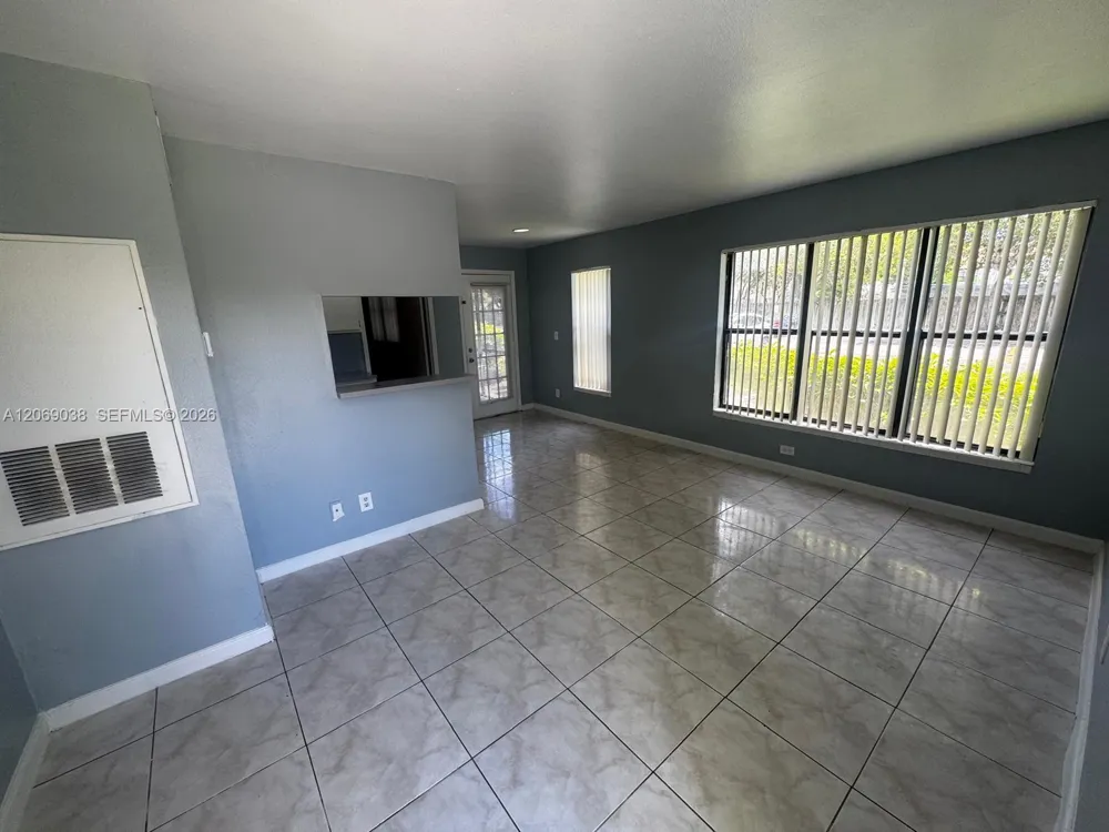 8793 NW 39th St #7 blgd Sunrise, FL 33351