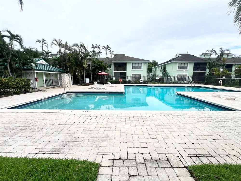 8793 NW 39th St #7 blgd Sunrise, FL 33351