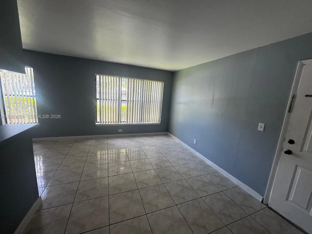 8793 NW 39th St #7 blgd Sunrise, FL 33351