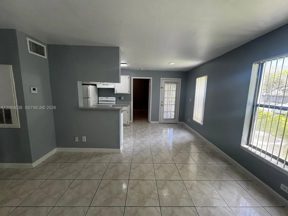 8793 NW 39th St #7 blgd Sunrise, FL 33351
