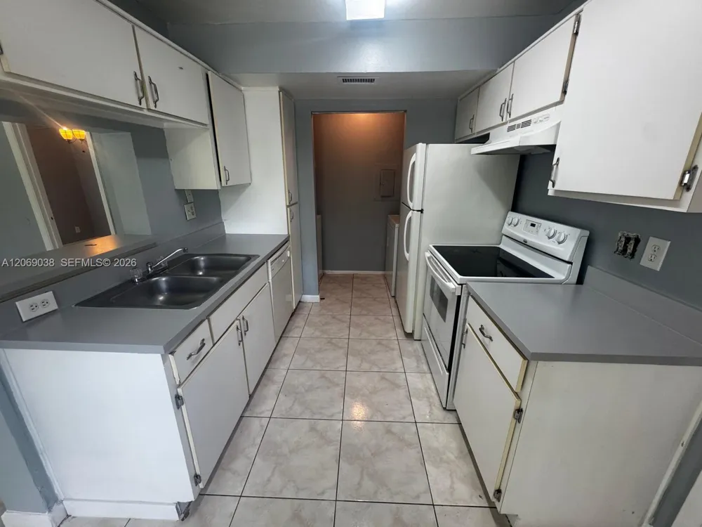 8793 NW 39th St #7 blgd Sunrise, FL 33351