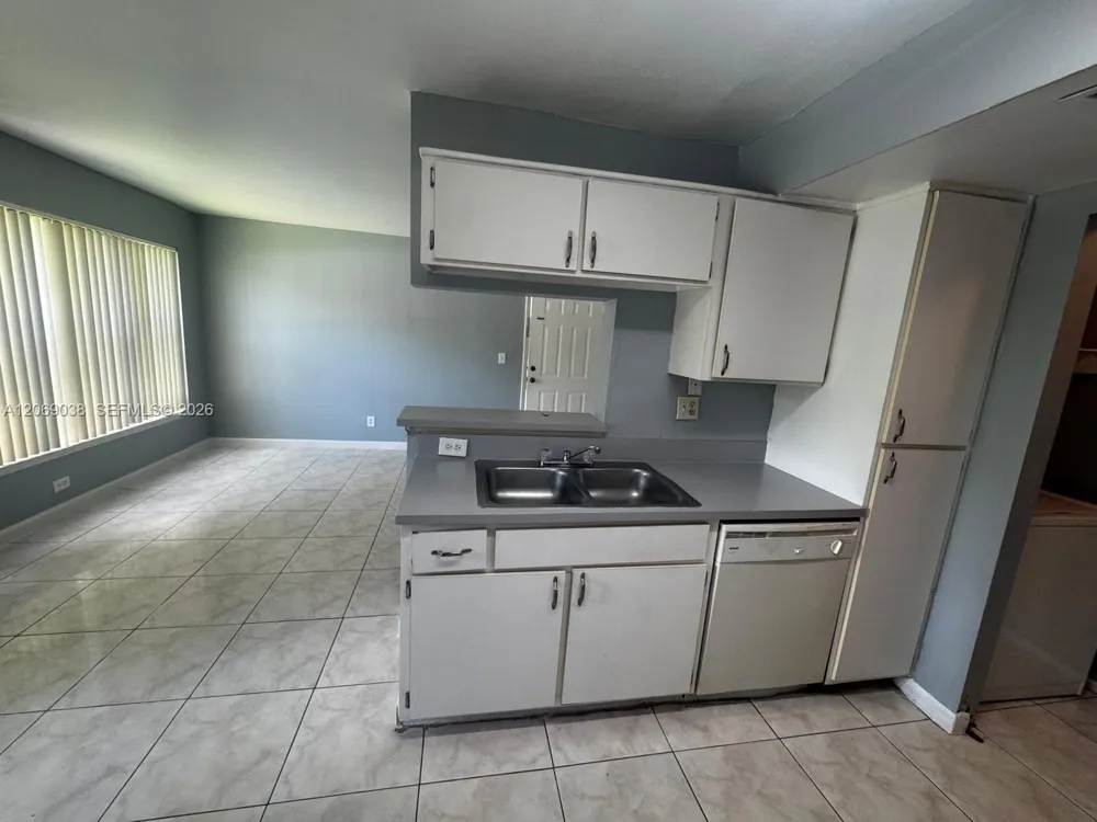 8793 NW 39th St #7 blgd Sunrise, FL 33351