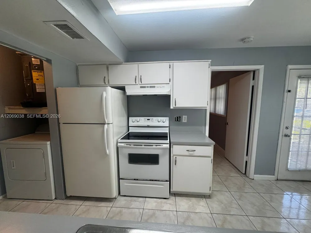 8793 NW 39th St #7 blgd Sunrise, FL 33351