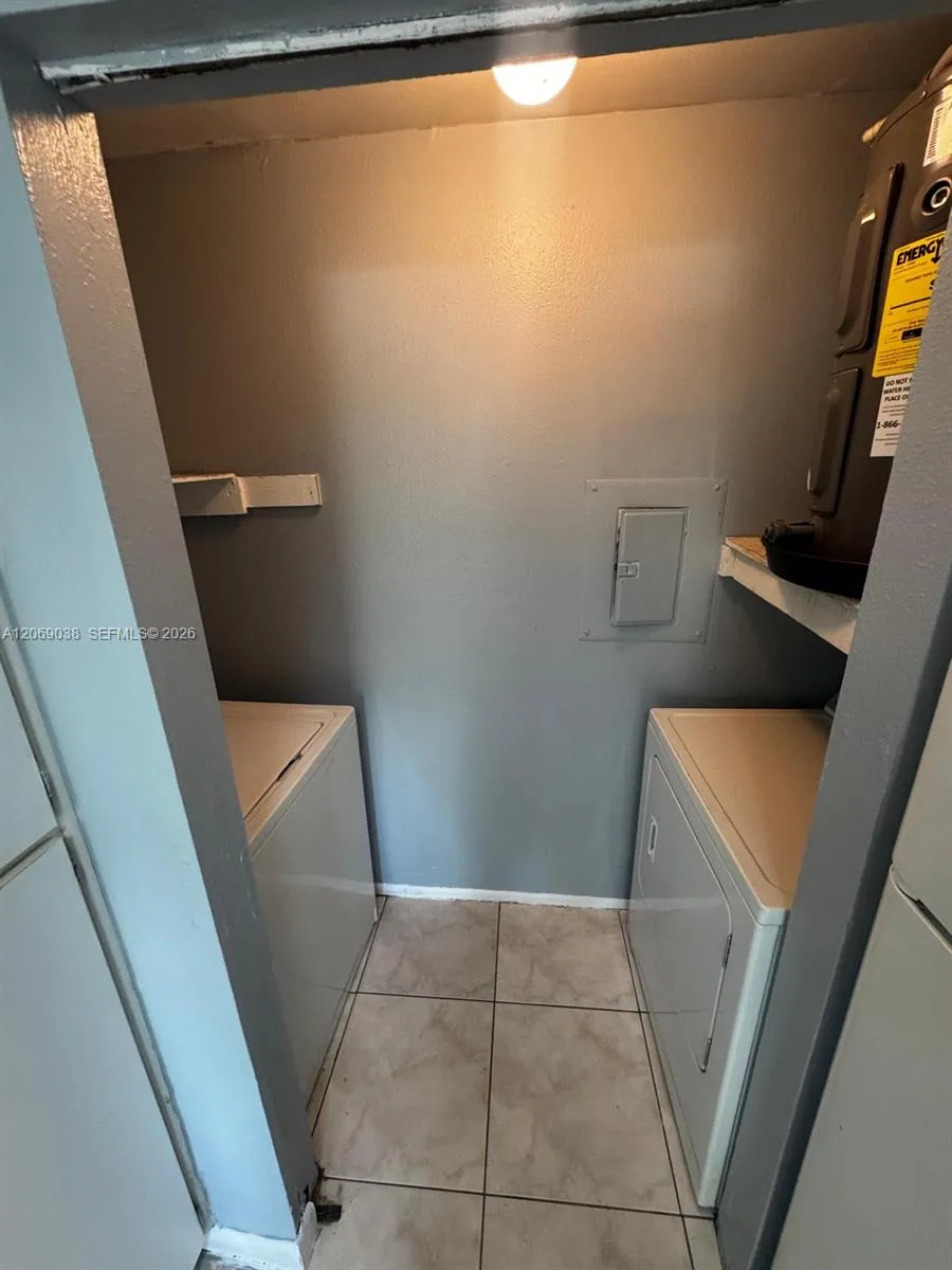 8793 NW 39th St #7 blgd Sunrise, FL 33351