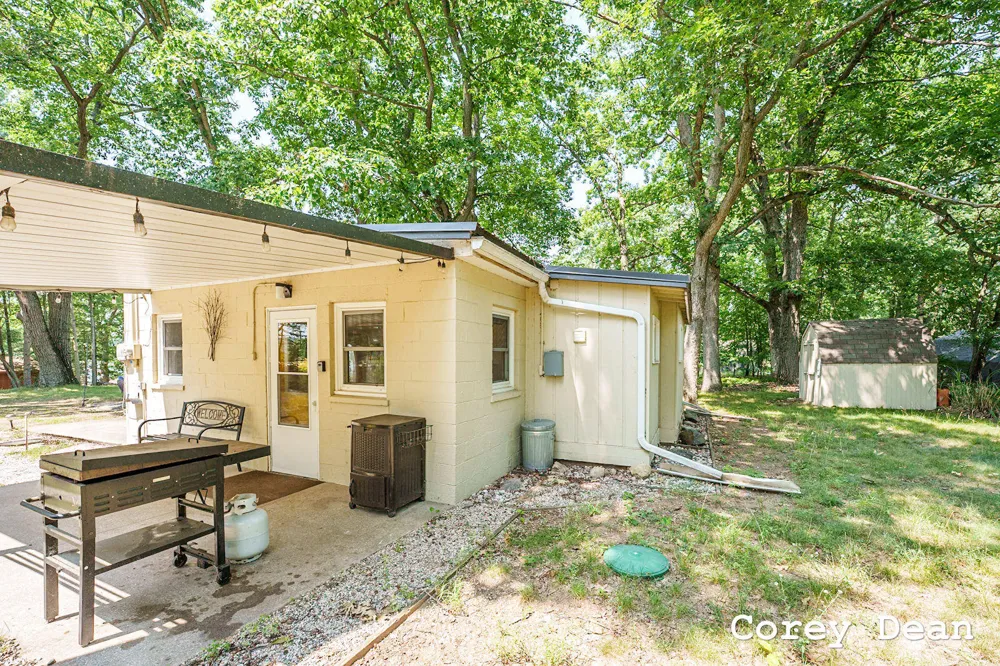 10580 Round Lake Drive Morton Township, MI 49332