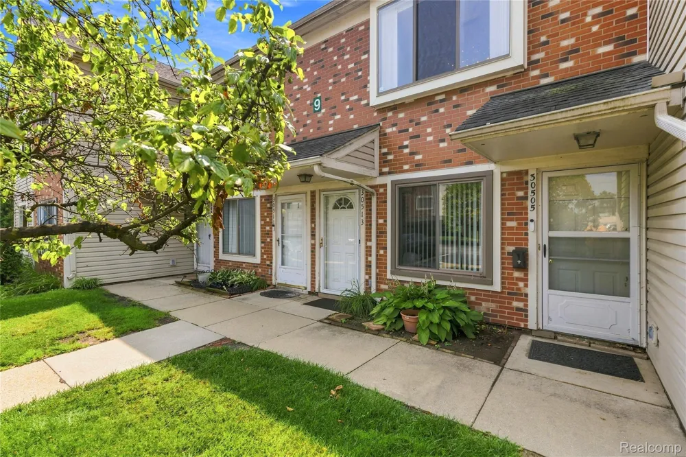 30513 Hidden Pines Lane Roseville City, MI 48066