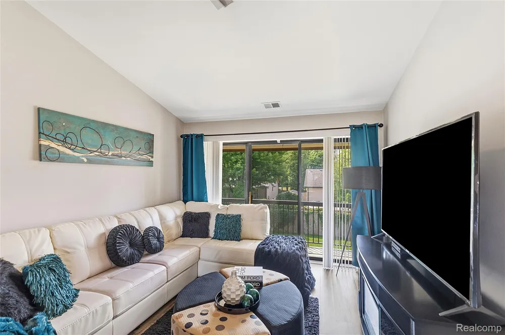30513 Hidden Pines Lane Roseville City, MI 48066