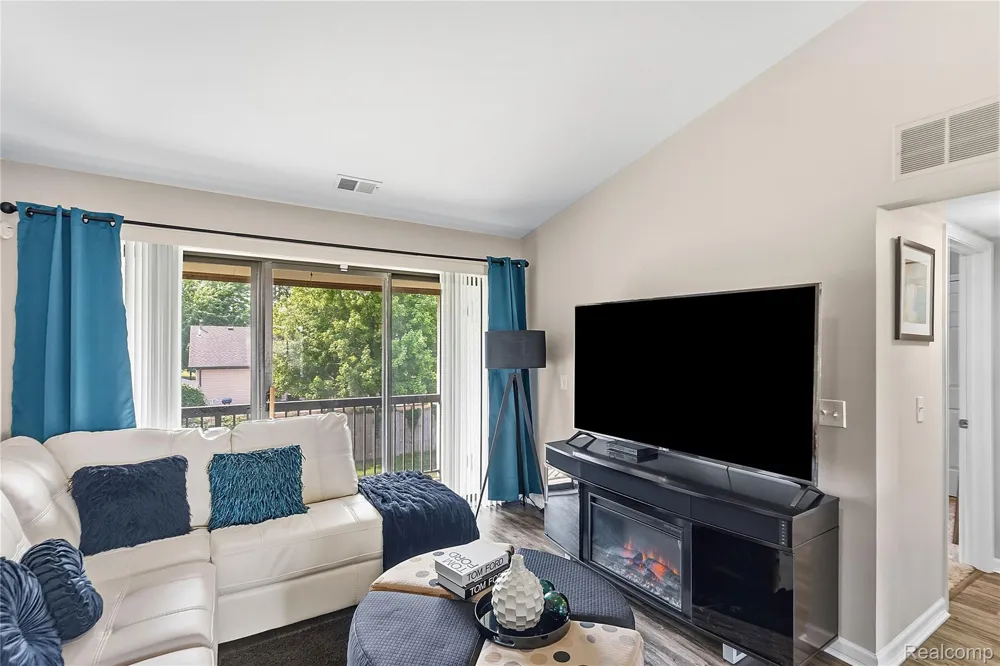 30513 Hidden Pines Lane Roseville City, MI 48066