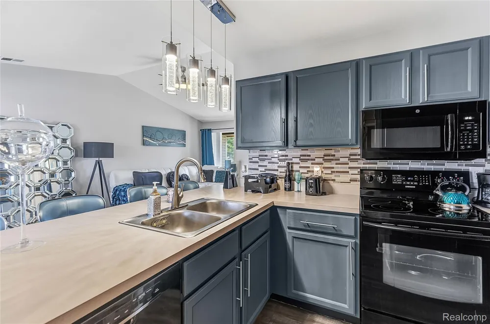 30513 Hidden Pines Lane Roseville City, MI 48066