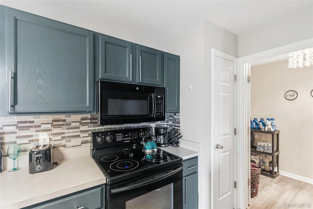 30513 Hidden Pines Lane Roseville City, MI 48066