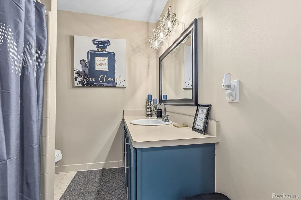 30513 Hidden Pines Lane Roseville City, MI 48066