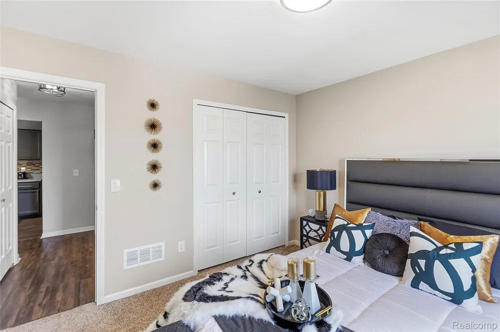 30513 Hidden Pines Lane Roseville City, MI 48066