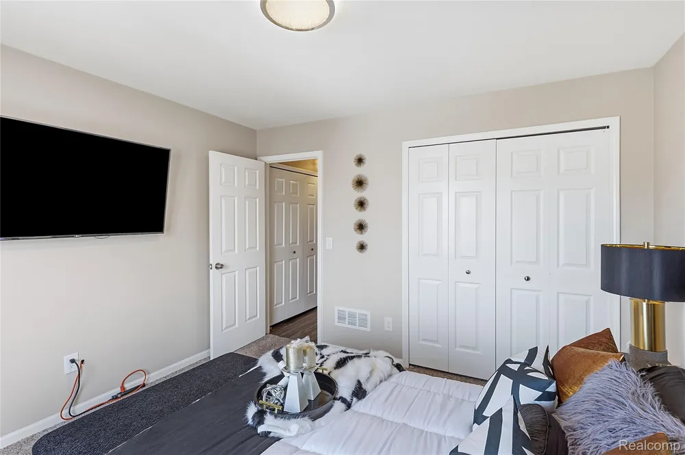 30513 Hidden Pines Lane Roseville City, MI 48066
