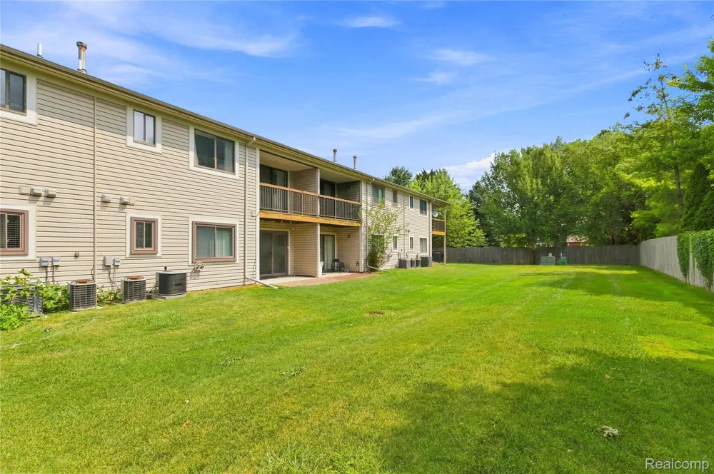 30513 Hidden Pines Lane Roseville City, MI 48066