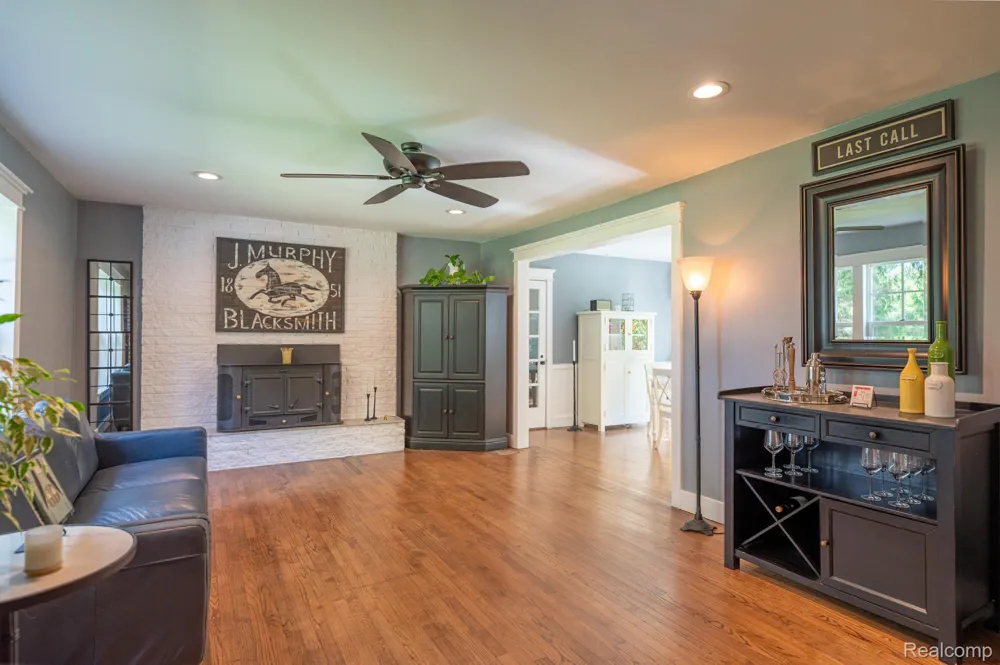 11646 Dixie Highway Holly Township, MI 48442