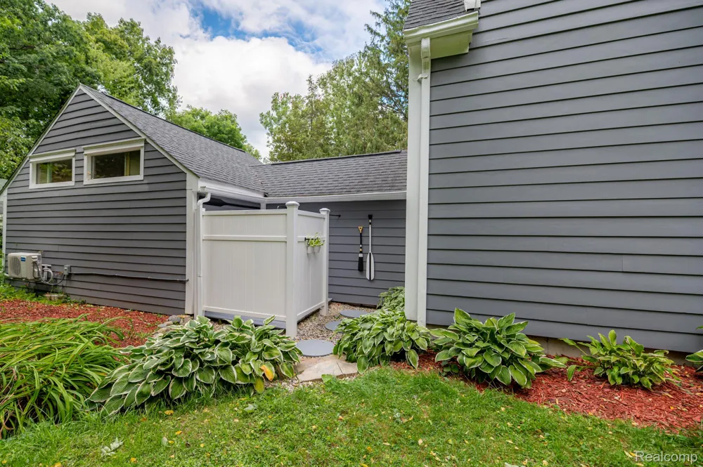 11646 Dixie Highway Holly Township, MI 48442