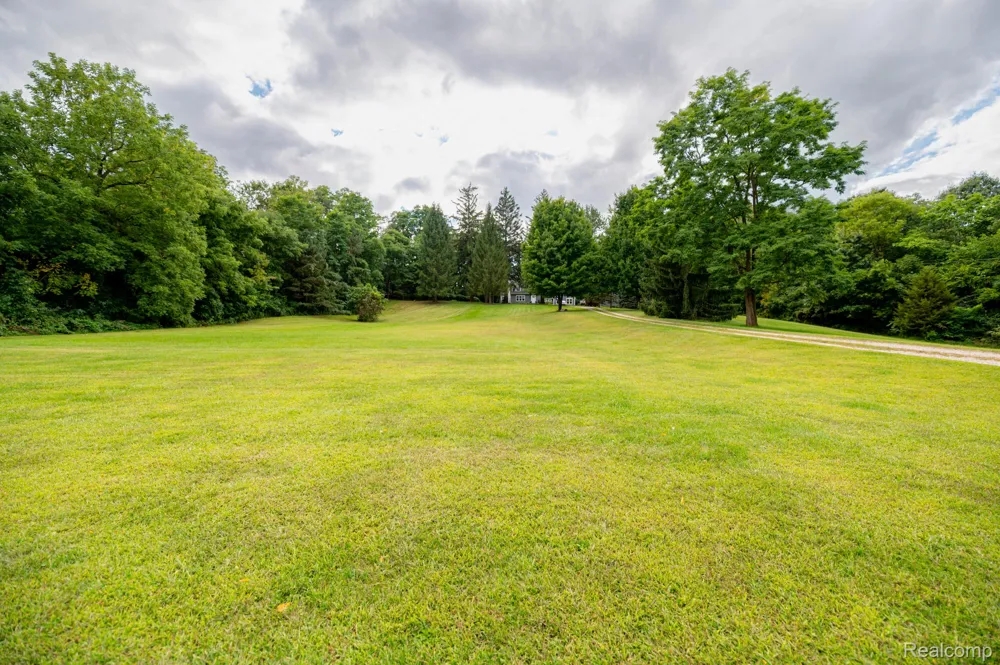 11646 Dixie Highway Holly Township, MI 48442