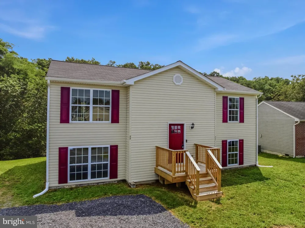 77 EISENHOWER CIRCLE Inwood, WV 25428