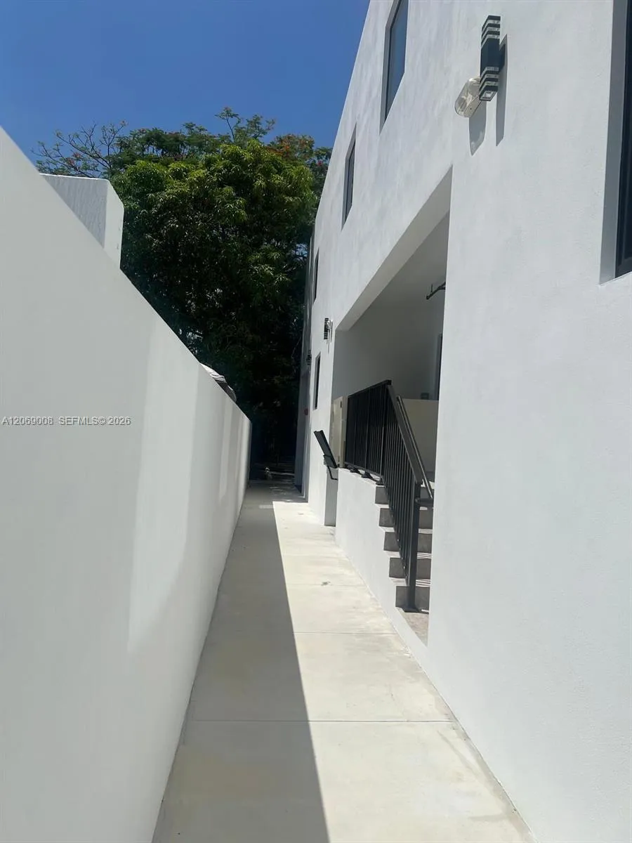 1860 NW 19th St #101 Miami, FL 33125