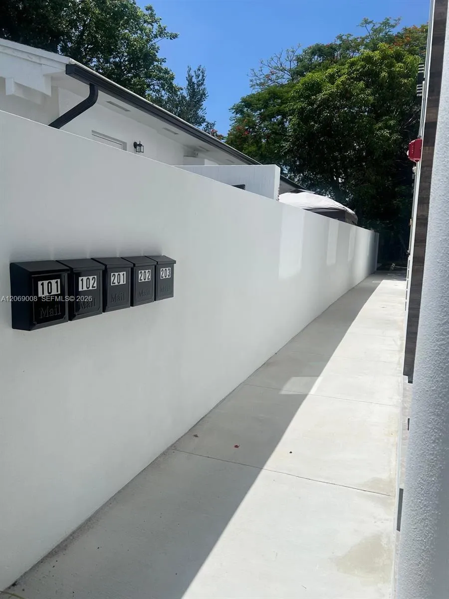 1860 NW 19th St #101 Miami, FL 33125