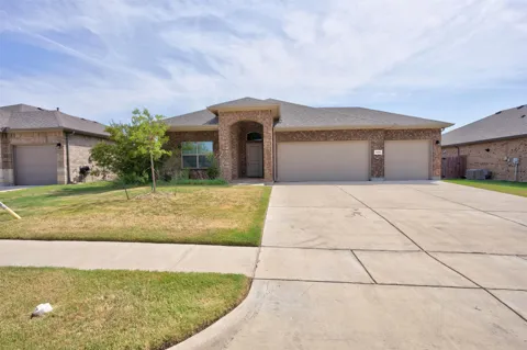 1203 Larkspur Lane