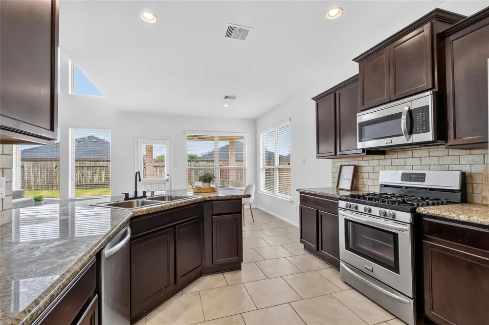 2207 Manchester Crossing Drive Fresno, TX 77545