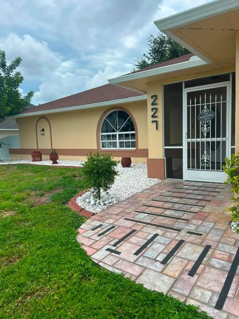 227 SE 43 LN Cape Coral, FL 33904