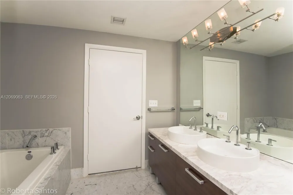 244 Biscayne Blvd #3902 Miami, FL 33132