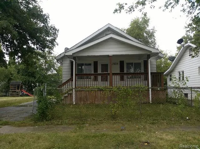 2054 E Parkwood Avenue Burton City, MI 48529