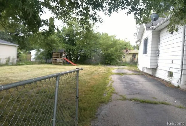 2054 E Parkwood Avenue Burton City, MI 48529